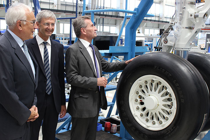 Le commissaire européen Günther Oettinger invité chez Liebherr-Aerospace Lindenberg GmbH