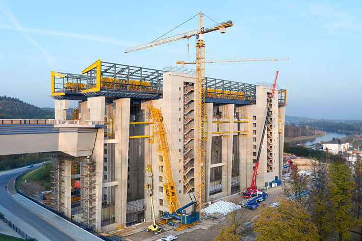 Les grues sur chenilles Liebherr soulèvent au total 10 000 tonnes de béton