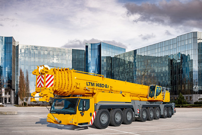 Innovadora grúa de ocho ejes de Liebherr: LTM 1450-8.1 con pluma telescópica de 85 metros circulando por carreteras públicas
