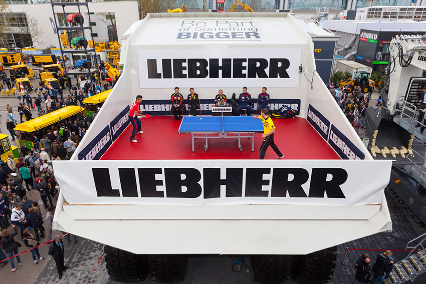 Das „Match in der Mulde“ – Tischtennis-Champions liefern sich rasanten Ballwechsel im Mining-Truck