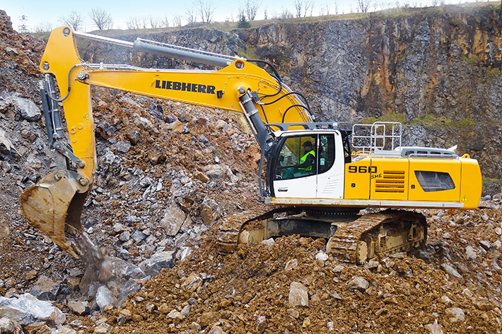 Productive in the quarry: Liebherr R 960 SME crawler excavator in operation at Cemlapis Warstein GmbH & Co. KG