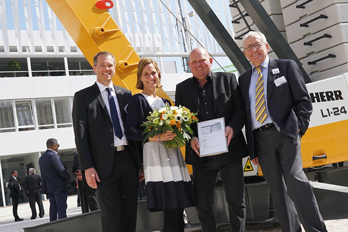 Große Freude über Liebherr-Kran: Der Gewinner der L1-Verlosung zu Besuch auf der Bauma