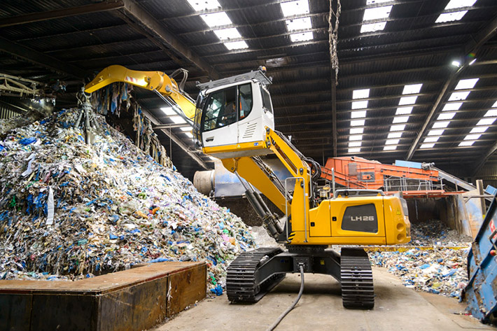 Efficiency with electric drive concept: The new Liebherr material handler LH 26 C Electro Industry Litronic