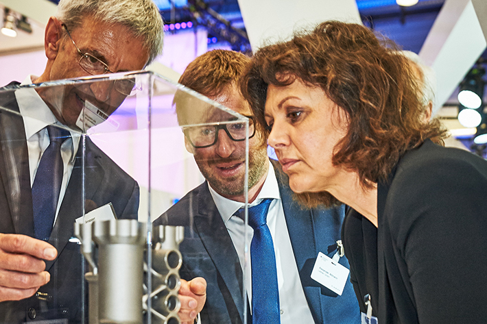 Ilse Aigner visits Liebherr-Aerospace at ILA 2016
