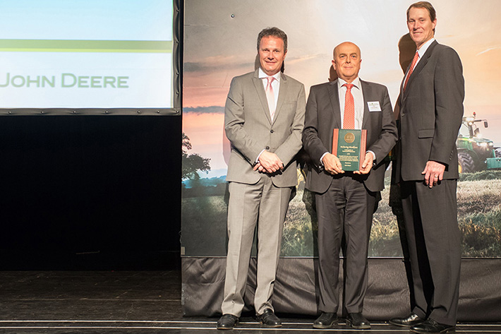 Liebherr erhält John Deere Award für hervorragende Partnerschaft
