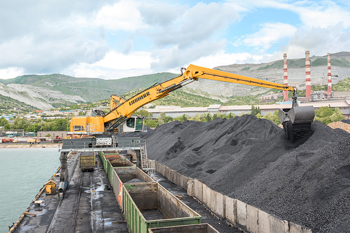 Liebherr material handlers speed up the unloading of wagons at Novorossiysk Sea Port