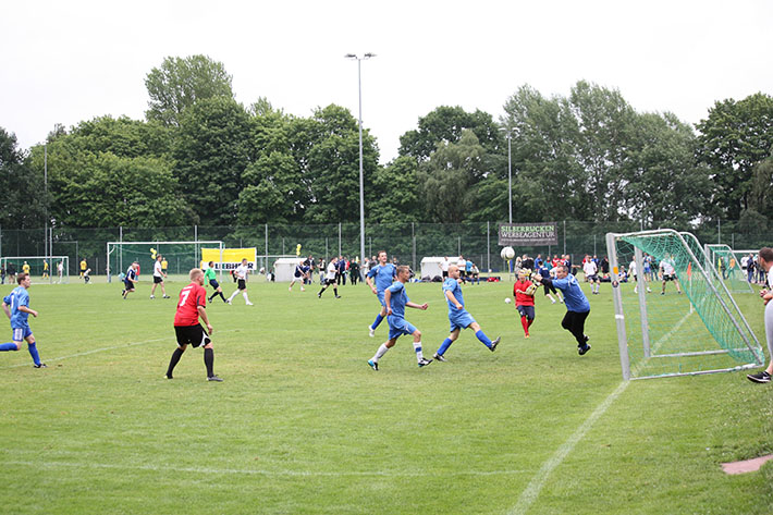 Fußball von Mittag bis Mitternacht bei Liebherr