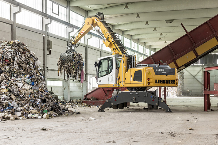Liebherr-Materialumschlagmaschine LH 22 M auf der NordBau 2016: kompakt und leistungsstark