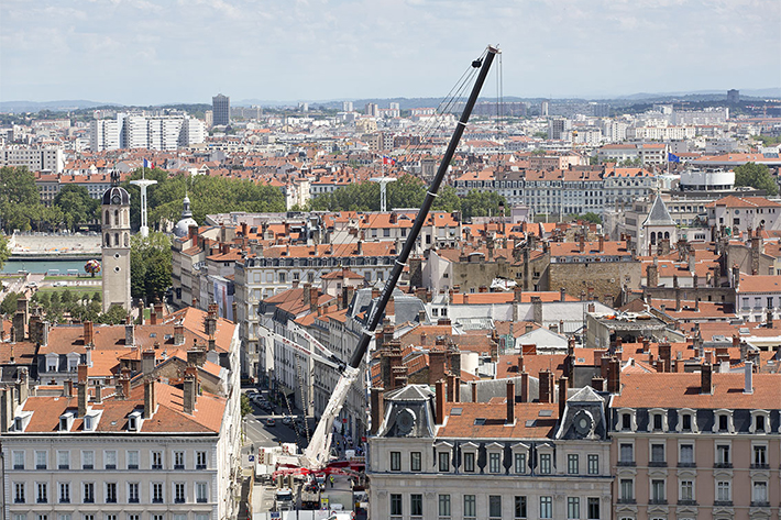 La LTM 11200-9.1 soulève des pelles au-dessus des toits de Lyon – ou la confiance de S.E Levage dans les grues d'occasion Liebherr 