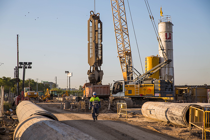 Expansion of Barcelona airport with duty cycle crawler cranes from Liebherr
