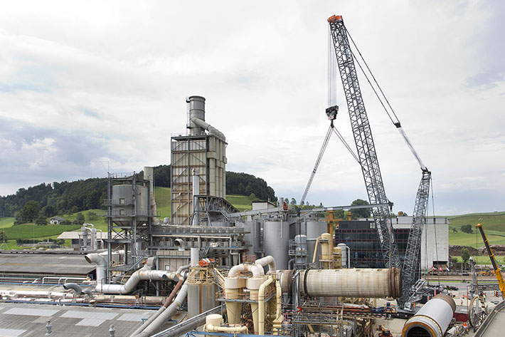 La LR 1750/2 Liebherr remplace de gigantesques tuyaux
