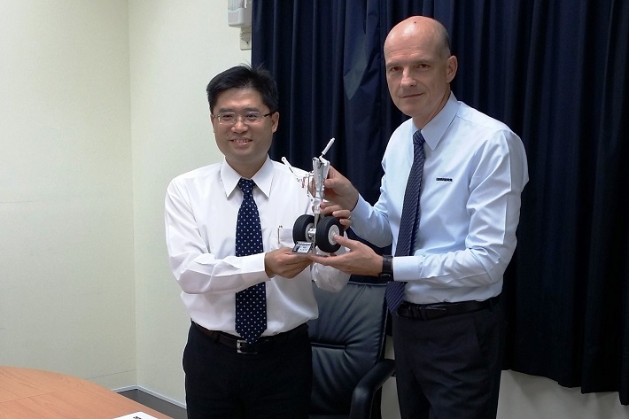 Liebherr signs agreement on E-Jet 190 landing gear overhaul with Mandarin Airlines