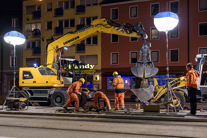 Nachtbaustelle in München: Positive Bilanz nach Einsatz eines neuen Liebherr-Kompaktbaggers