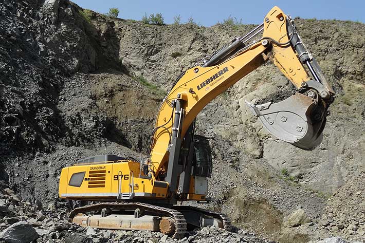 Două excavatoare pe şenile noi Liebherr R 976 încarierele de piatra S.C. Grandemar din România