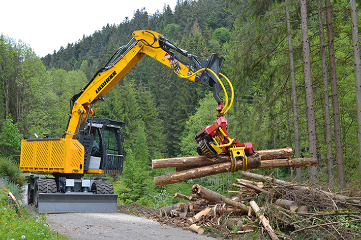 Premiere im Forsteinsatz: Liebherr-Mobilbagger A 918 Compact Litronic mit Woody Harvester