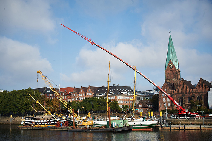 Toscani relocates the Alexander von Humboldt sailing ship using Liebherr cranes