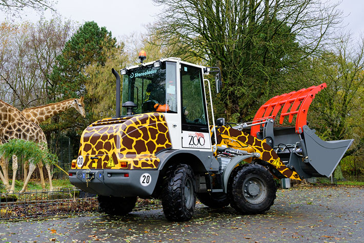 Tierisches Einsatzgebiet: Liebherr-Radlader L 507 Stereo tritt im Zoo Dortmund seinen Dienst an