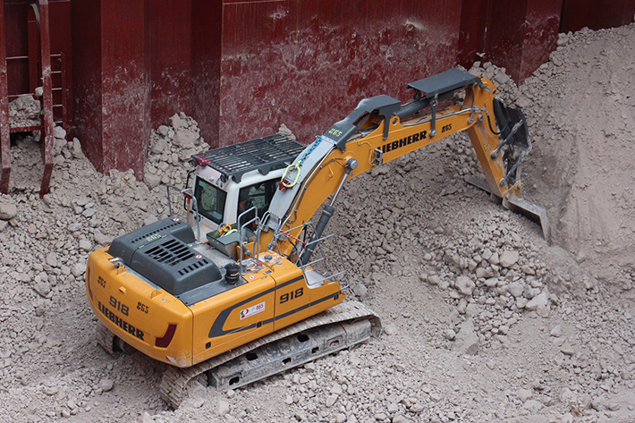Cinq pelles sur chenilles Liebherr R 918 en application au port de Ravenne