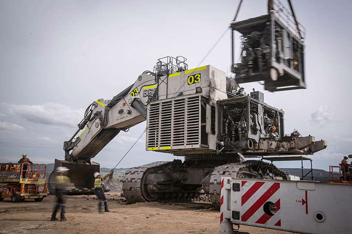 Moolarben and Mt Thorley branch deliver the first repowered R 996 B mining excavator in the Hunter Valley