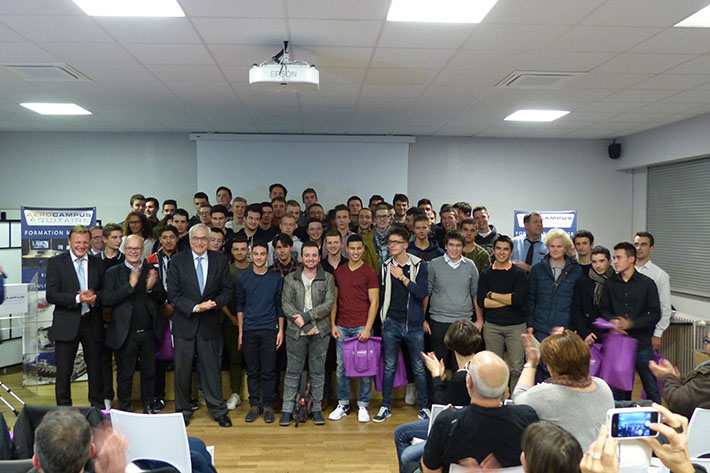 Dr. h.c. Willi Liebherr remet les diplômes à la première promo franco-allemande d’Aérocampus Aquitaine