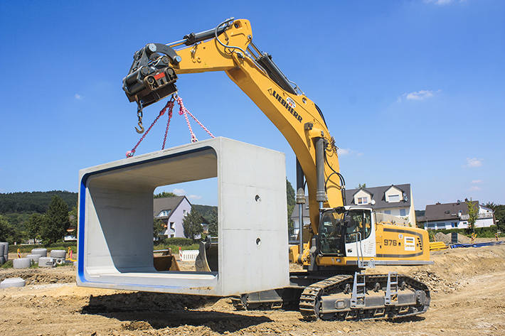 Une pelle sur chenilles Liebherr R 976 utilisée pour la pose de canalisations chez Feickert GmbH