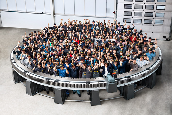 The largest roller-bearing slewing ring: Liebherr delivers a bearing with diameter of ten meters