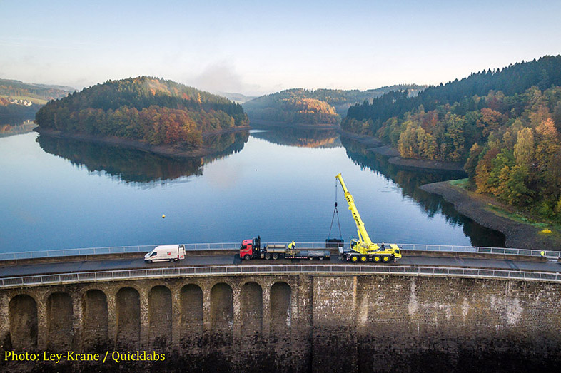 Liebherr LTM 1090-4.1 mobile crane installs sluice gate in dam wall