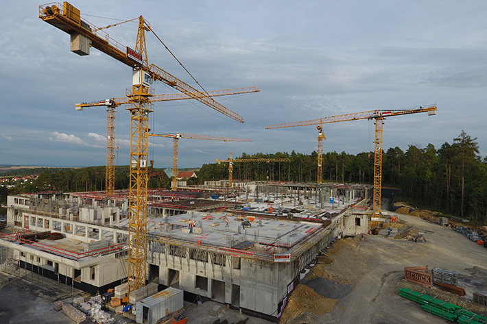 Sechs Liebherr-Turmdrehkrane bauen riesiges Klinikum in Bad Neustadt