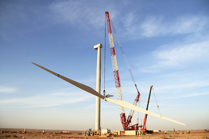 Gulf Haulage Heavy Lift Company erects the first wind turbine in Saudi Arabia using a Liebherr LR 1750 crawler crane 