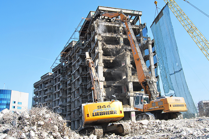 Apolodor demolitions helped by Liebherr machinery