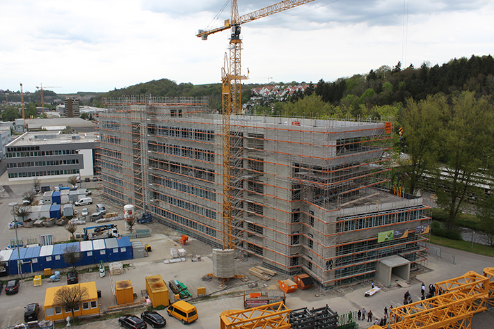 Die Liebherr-Werk Biberach GmbH feiert Richtfest am modernen Vertriebs- und Verwaltungszentrum