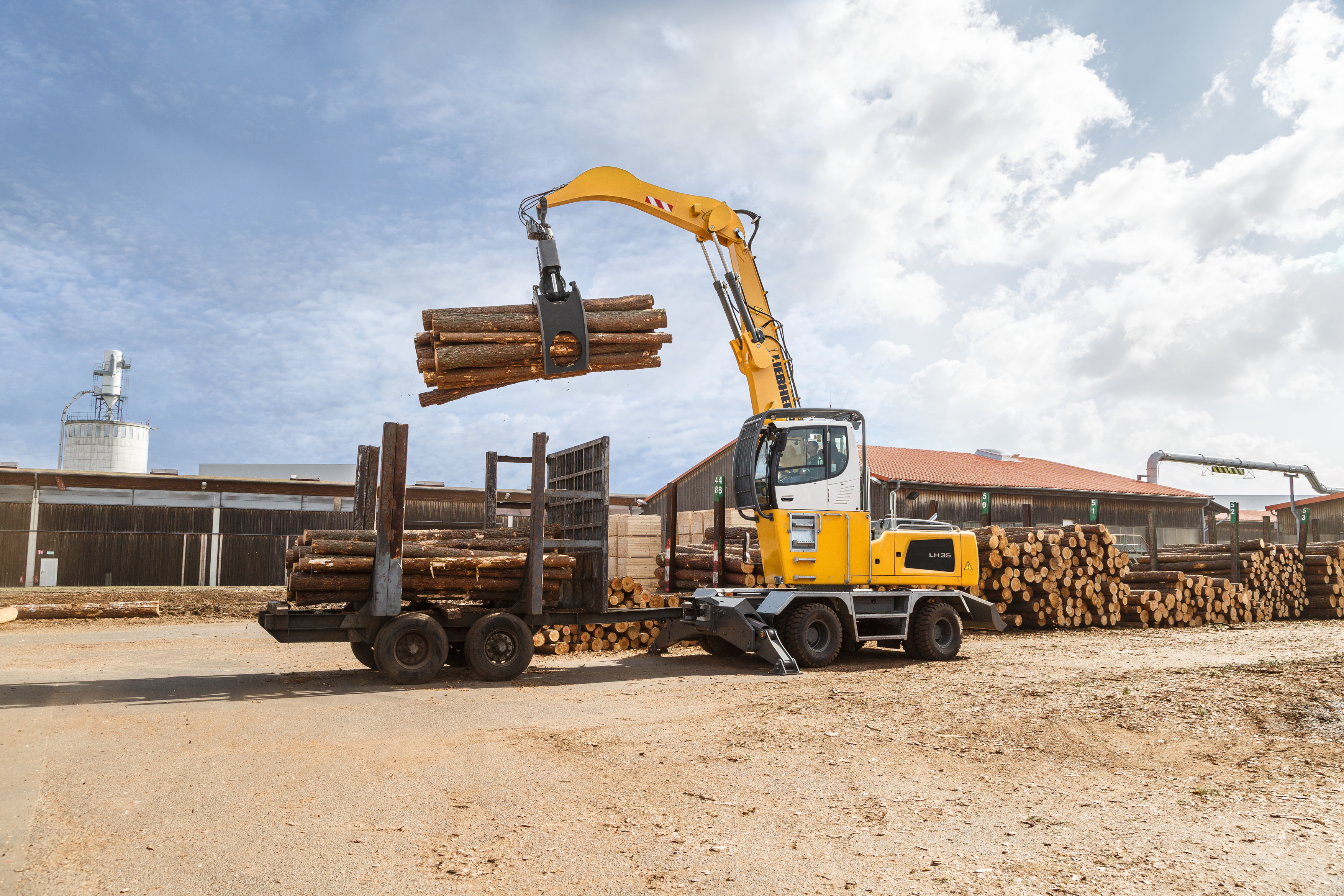 Klenk Holz AG begeistert vom neuen Unterwagenkonzept des Liebherr LH 35 M Timber Litronic