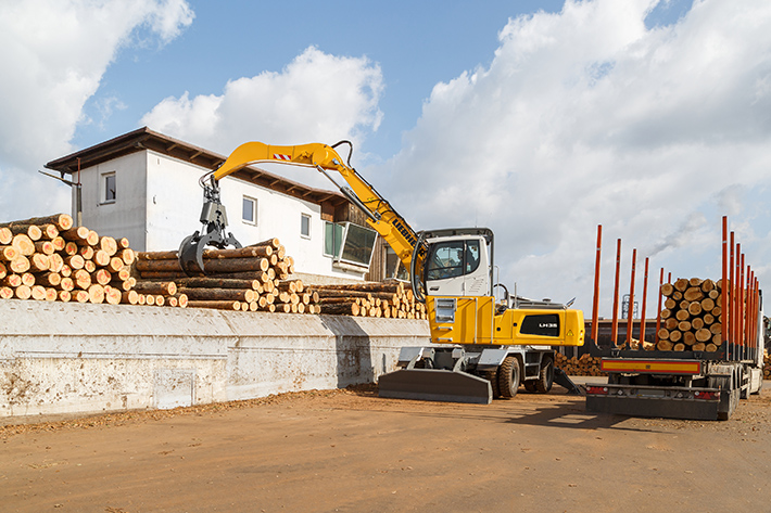 Liebherr presents the LH 35 M Timber Litronic material handler at Ligna 2017