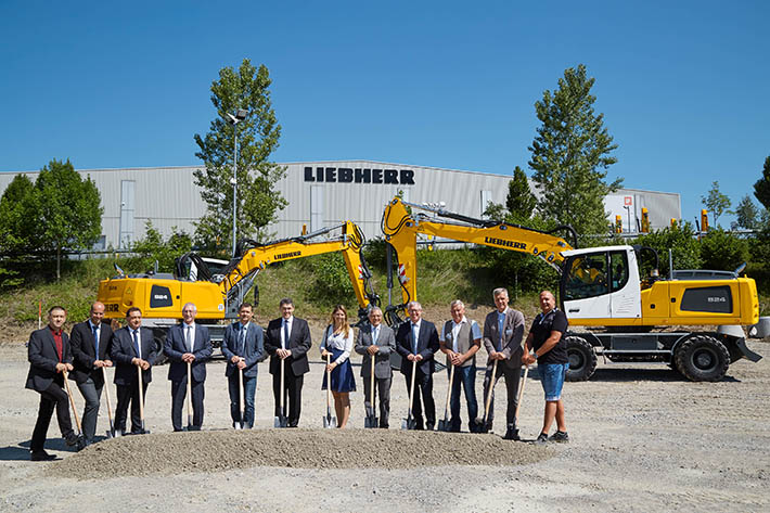 Liebherr setzt Spatenstich für neues Entwicklungs- und Vorführzentrum in Kirchdorf