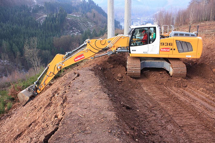 Liebherr R 936 crawler excavator with Stage IV / Tier 4f emission standards in use at Bodarwé in Belgium