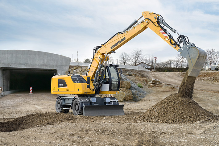 Premiere auf der NordBau 2017: Der Liebherr-Mobilbagger A 916