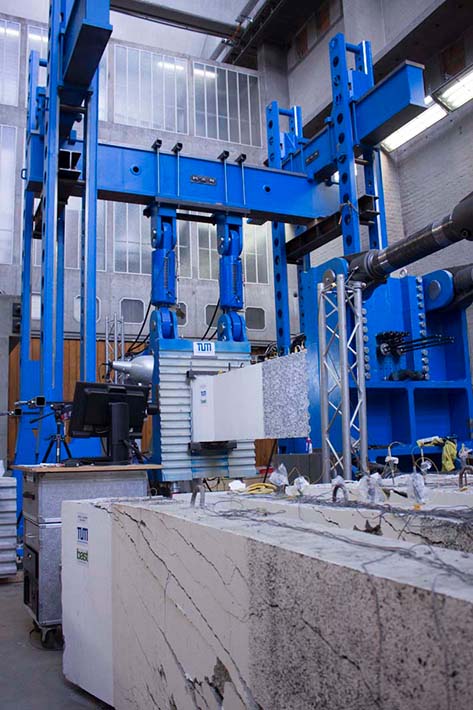 Special use for hydraulic cylinders: The bridge crushers