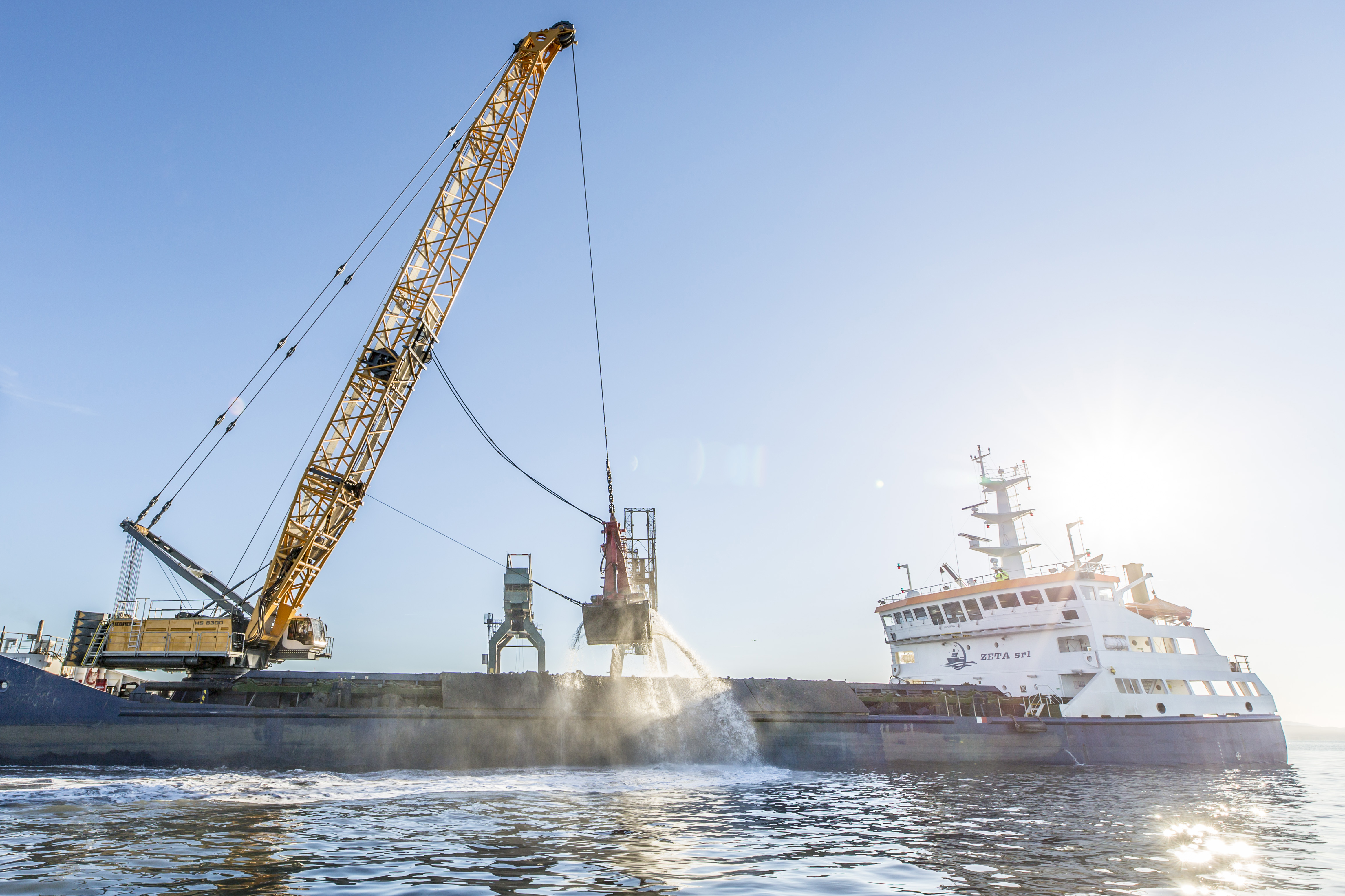 Harbour Dredging: Hybrid Duty Cycle Crawler Crane with 300 t Capacity in Operation in Piombino