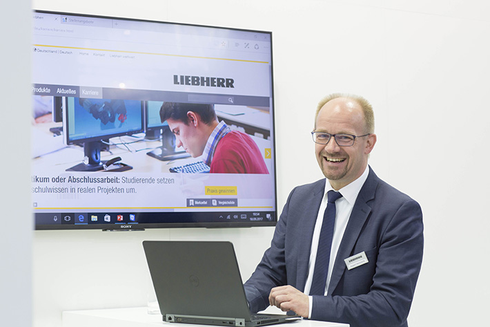 Liebherr erstmalig mit einem Personalstand auf der EMO vertreten