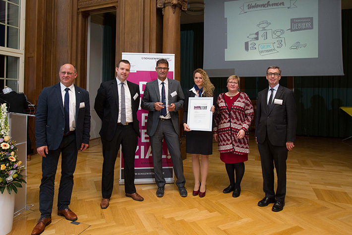 Liebherr erhält den SCHULEWIRTSCHAFT-Preis