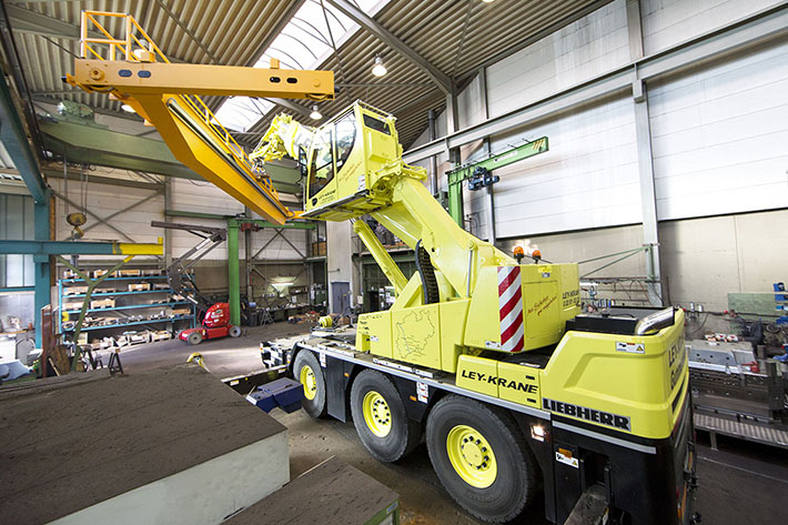 Liebherr LTC 1050-3.1 completes gantry crane installation in constricted conditions
