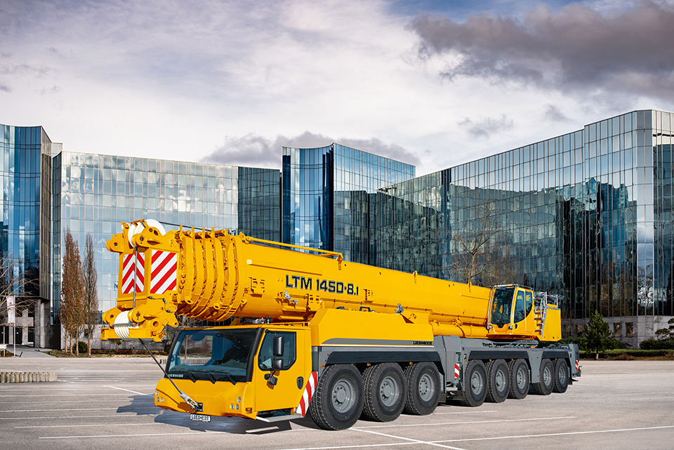 Grúa de ocho ejes de Liebherr: LTM 1450-8.1 con pluma telescópica de 85 metros circulando por carreteras públicas