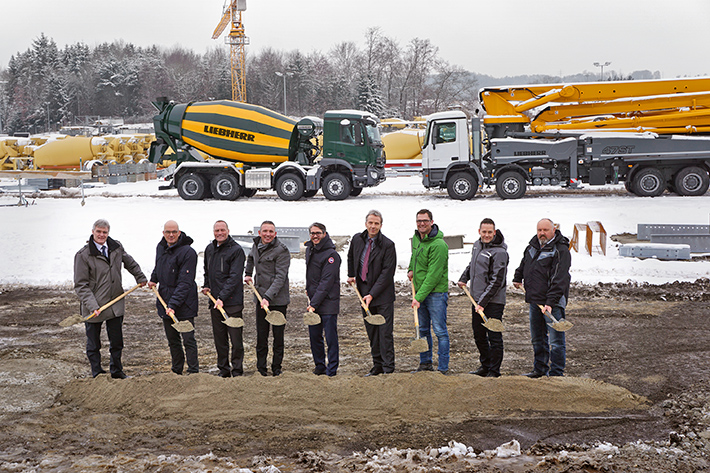 Liebherr setzt Spatenstich für neue Betonpumpen-Produktion in Bad Schussenried