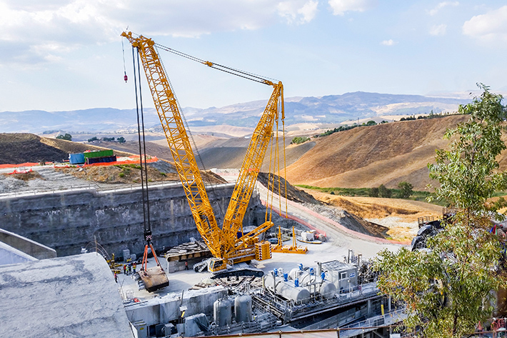 Liebherr LR 1500 crawler crane dismantles tunnel drilling machine on Sicily
