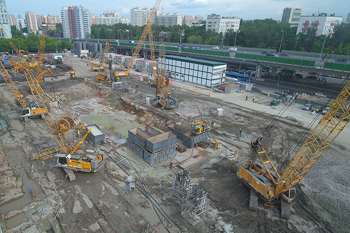 Eight in One Go: Liebherr Entourage in Moscow