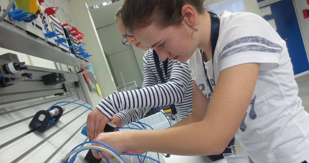 Girls‘ Day 2018: 80 Schülerinnen erleben faszinierende Liebherr-Technik hautnah
