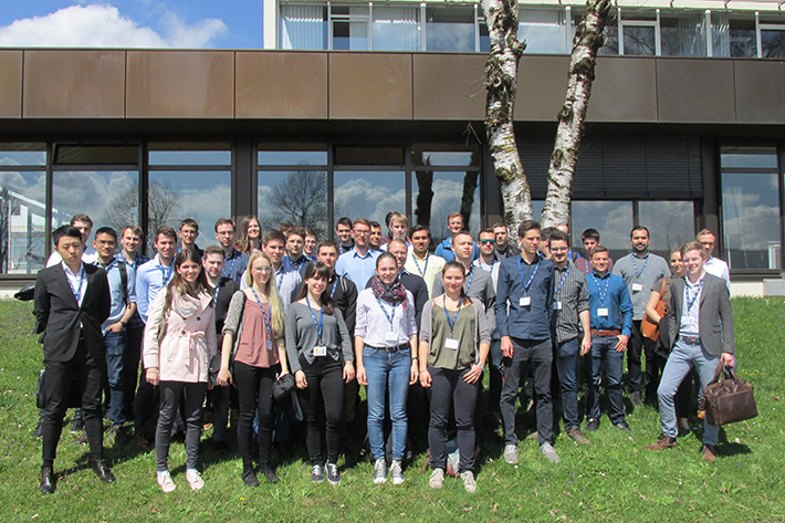 Über 40 begeisterte AIRstudents zu Besuch bei Liebherr