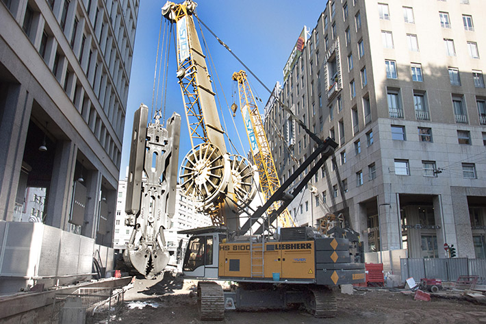 Metro Expansion in Milan: Duty Cycle Crawler Crane and Grab prove to be an Efficient Duo