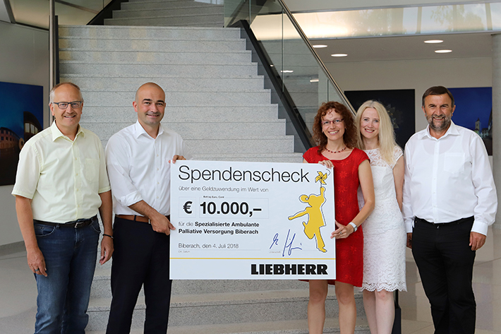 Liebherr-Mitarbeiter erradeln beim Familientag 10.000 € für die SAPV Biberach