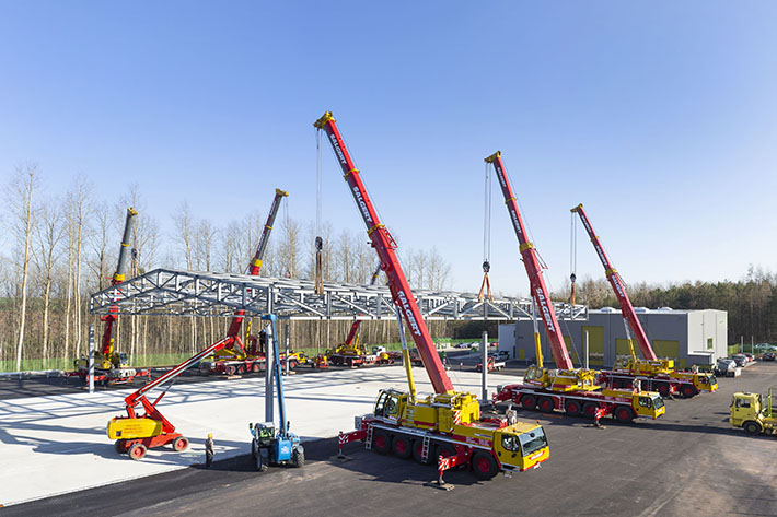 Group of Liebherr cranes hoists roof construction